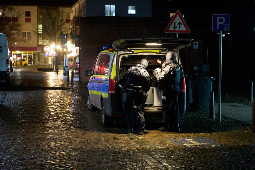 31 January 2022, Saarland, Sulzbach: Police officers are on duty in the city centre. Two suspects were taken into custody on Monday about 12 hours after police in western Germany began a manhunt for the killers of two of their fellow officers in the village of Ulmet. Photo: Thomas Frey/dpa.