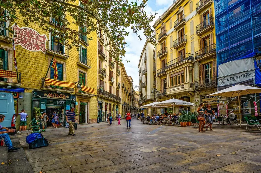 People walking and on the terraces in Barcelona. Photo: Pixabay.