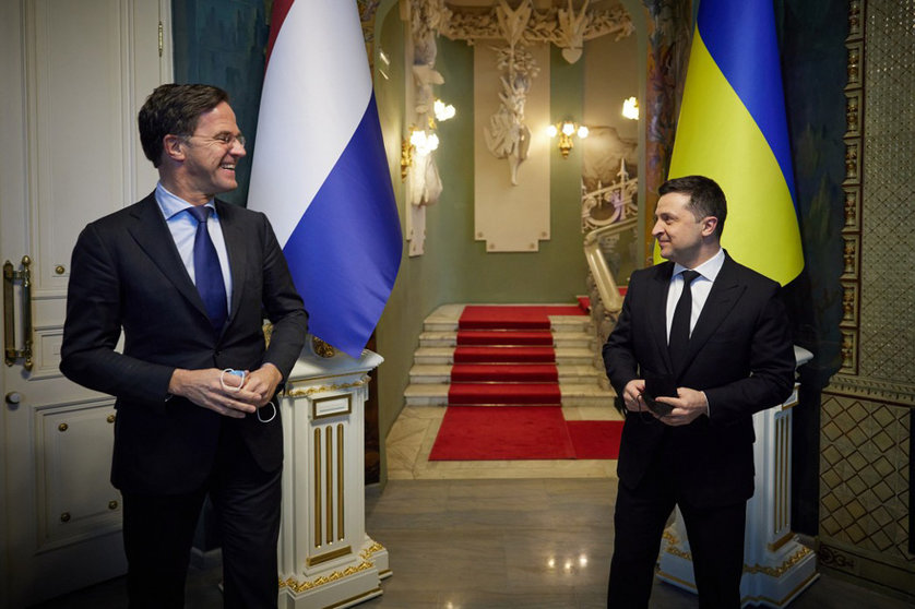 HANDOUT - 02 February 2022, Ukraine, Kiev: Ukrainian President Volodymyr Zelensky (R) receives Dutch Prime Minister Mark Rutte, at the Mariinsky Palace, amid rising tensions with Russia. Photo: -/Ukrainian Presidency/dpa - ATTENTION: editorial use only and only if the credit mentioned above is referenced in full.