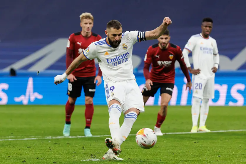 08 January 2022, Spain, Madrid: Real Madrid's Karim Benzema scores his side's first goal during the Spanish La Liga soccer match between Real Madrid and Valencia CF at Santiago Bernabeu Stadium. Photo: -/Indira/DAX via ZUMA Press Wire/dpa.