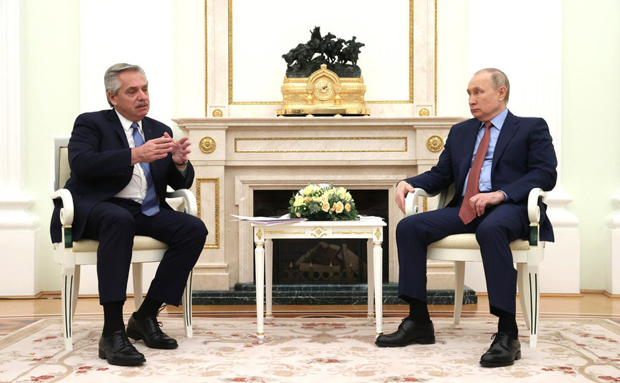 HANDOUT - 03 February 2022, Russia, Moscow: Russian President Vladimir Putin (R) speaks with Argentine President Alberto Fernandez during their meeting. Photo: -/Kremlin /dpa - ATTENTION: editorial use only and only if the credit mentioned above is referenced in full.