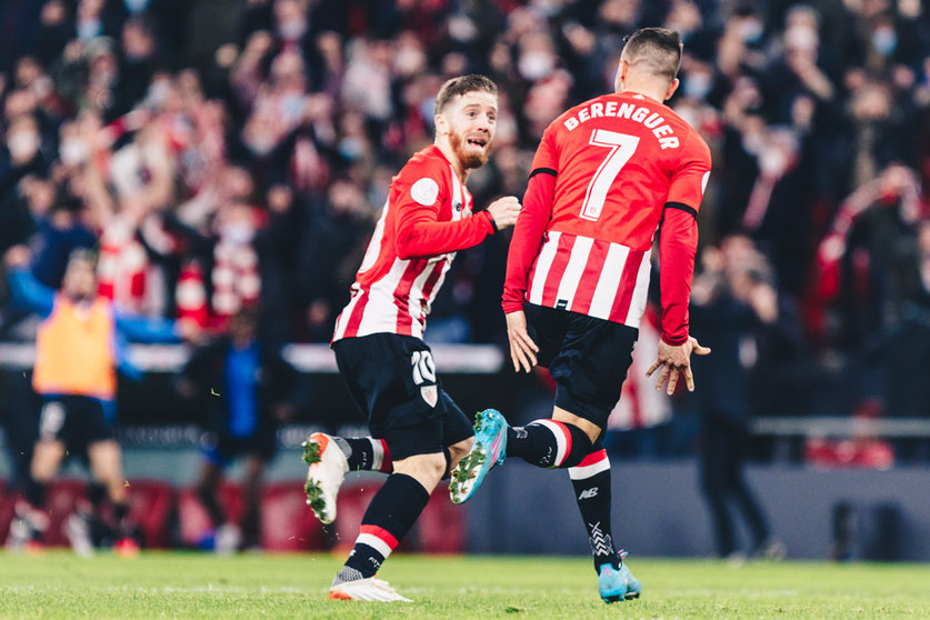 04 February 2022, Spain, Bilbao: Athletic Club's Alex Berenguer (R) celebrates his goal with teammates Iker Muniain during the Spanish Copa del Rey (King's Cup) Quarter-final soccer match between Athletic Bilbao and Real Madrid at San Mames Stadium. Photo: Edu Del Fresno/ZUMA Press Wire/dpa.
