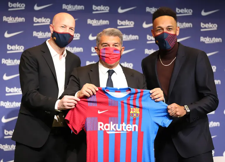 03 February 2022, Spain, Barcelona: New player of Barcelona Pierre-Emerick Aubameyang (R) poses with his jersey alongside the club's President Joan Laporta (C), and Sports Adviser Jordi Cruyff during Aubameyang's presentation at the Camp Nou stadium. Photo: Xavi Urgeles/ZUMA Press Wire/dpa.