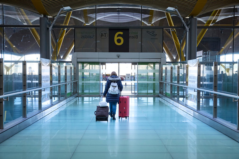 05 January 2022, Spain, Madrid: A traveller walks with her luggage at Adolfo Suarez Airport in Madrid. Photo: Jesús Hellín/EUROPA PRESS/dpa