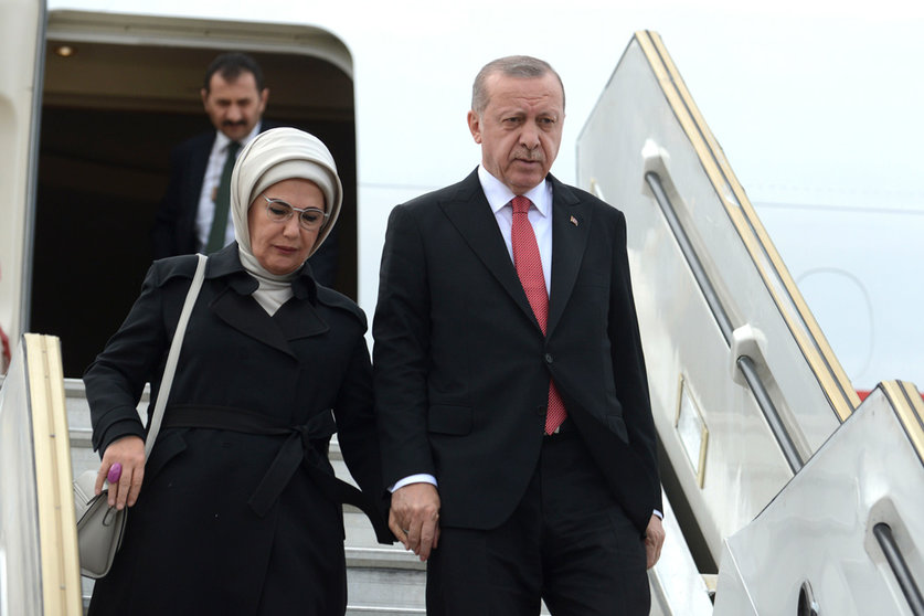 FILED - 29 November 2018, Argentina, Buenos Aires: Turkish President Recep Tayyip Erdogan (R) and his wife Emine Erdogan, arrive in Buenos Aires for the 2018 G20 summit. Turkish President Recep Tayyip Erdogan said on Saturday he and his wife Emine have tested positive for the Omicron variant of the coronavirus, but they are doing well at home. Photo: Hernan Nersesian/G20/dpa.