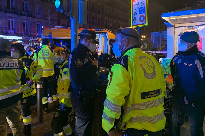 Police and emergency services personnel at the place where the 15-year-old boy was stabbed to death. Photo: @EmergenciasMadrid