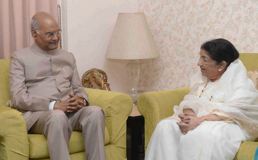 FILED - 06 February 2022, India, New Delhi: An undated picture shows Indian President Ram Nath Kovind (L) speaking with Indian singer Lata Mangeshkar. Legendary Bollywood singer Mangeshkar, popularly known as the "Nightingale of India" and one of the country's top cultural icons, died on Sunday at the age of 92. Photo: Shakir Hussain/BERNAMA/dpa.