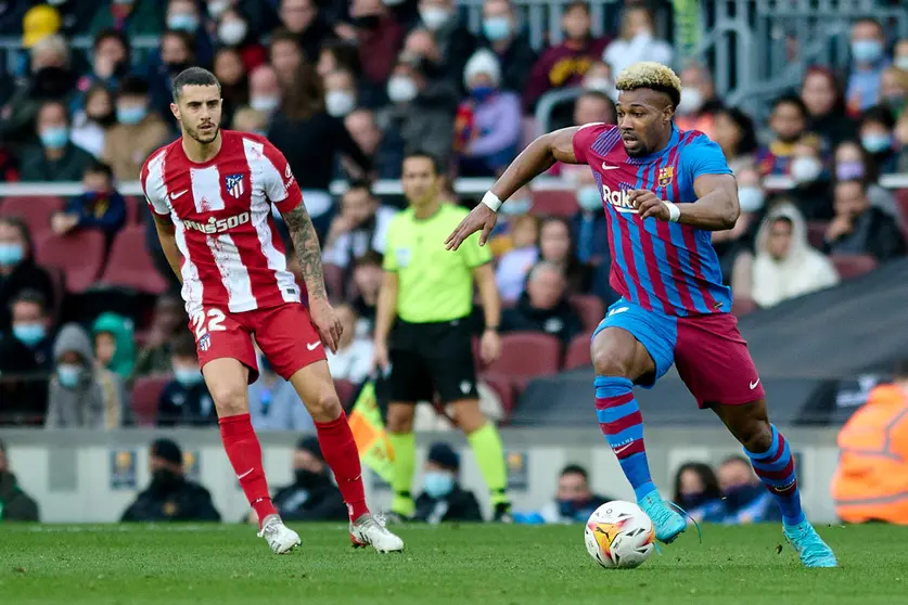 06 February 2022, Spain, Barcelona: Barcelona's Adama Traore (R) and Atletico de Madrid's Mario Hermoso battle for the ball during the Spanish LaLiga soccer match between FC Barcelona and Atletico de Madrid at Camp Nou. Photo: Gerard Franco/DAX via ZUMA Press Wire/dpa.