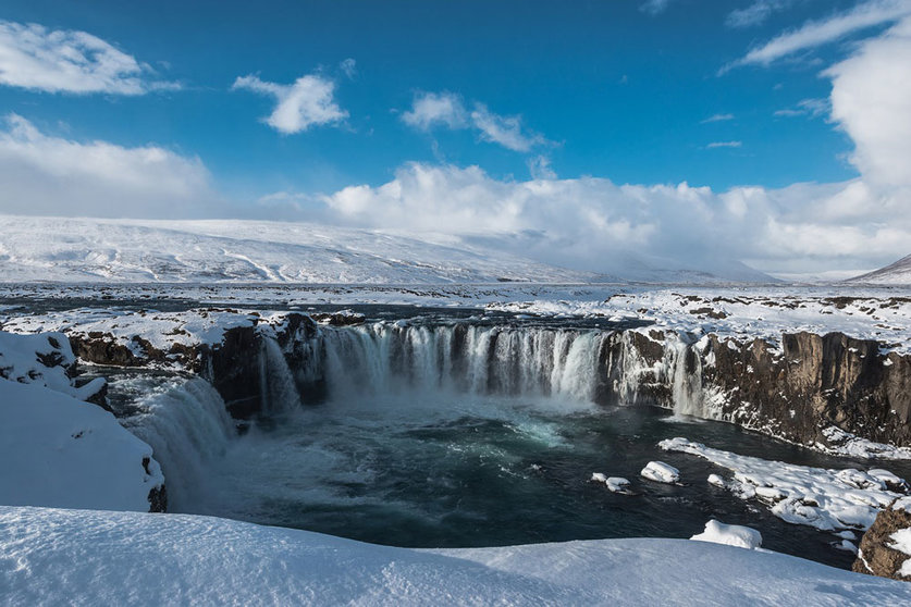 Waterfalls and lake in Iceland. Photo: Pixabay.