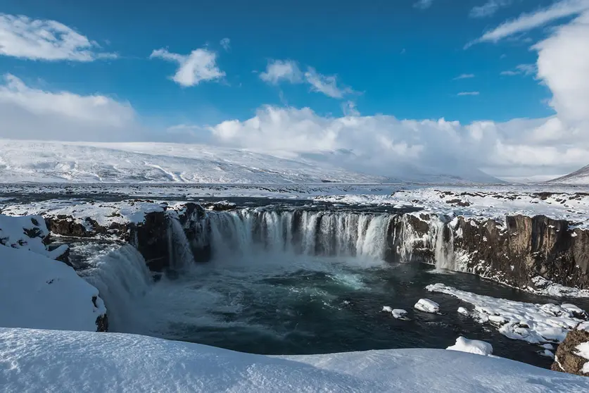 Waterfalls and lake in Iceland. Photo: Pixabay.