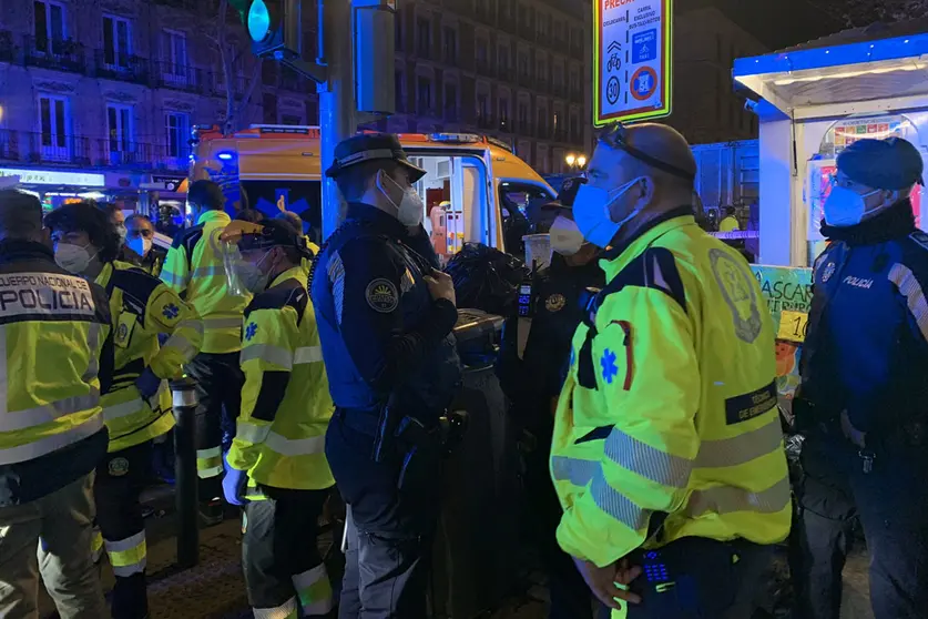 Police and emergency services personnel at the place where the 15-year-old boy was stabbed to death. Photo: @EmergenciasMadrid.