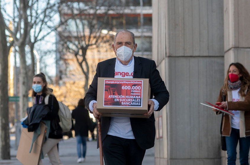 08 February 2022, Spain, Madrid: Spanish pensioner Carlos San Juan arrives at the Ministry of Economy in Madrid to hand over the signatures he has collected. San Juan has collected more than 600,000 signatures for his campaign "I'm old, but I'm not an idiot" as a protest against online banking. Photo: Alberto Ortega/EUROPA PRESS/dpa.