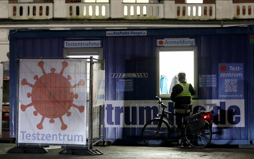 09 February 2022, Mecklenburg-Western Pomerania, Rostock: A cyclist stands to register at the Corona testing station at the main station. Photo: Bernd Wüstneck/dpa-Zentralbild/dpa.