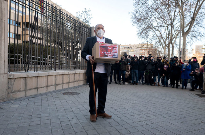 08 February 2022, Spain, Madrid: Spanish pensioner Carlos San Juan arrives at the Ministry of Economy in Madrid to hand over the signatures he has collected. San Juan has collected more than 600,000 signatures for his campaign "I'm old, but I'm not an idiot" as a protest against online banking. Photo: Alberto Ortega/EUROPA PRESS/dpa.