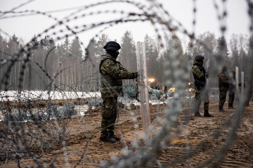 27 January 2022, Poland, Tolcze: Armed border guards are seen guarding the border line with Belarus during the construction works. Poland has started building wall on its eastern border intended to block migrants pushed by Belarus, in what the European Union calls a “hybrid attack,” from crossing illegally into EU territory. Photo: Attila Husejnow/SOPA Images via ZUMA Press Wire/dpa.