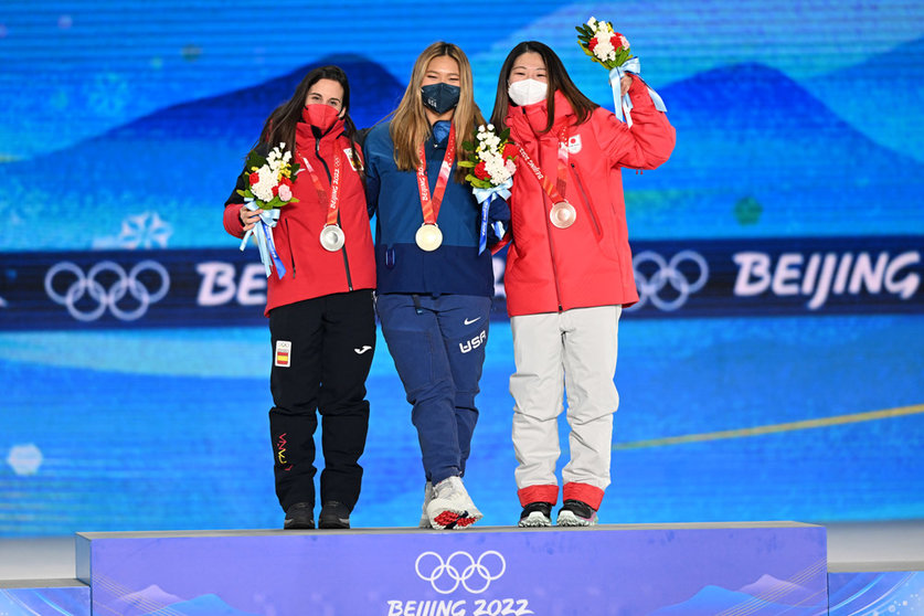 (L-R) Silver medallist Queralt Castellet from Spain, gold medallist Chloe Kim from USA and bronze medallist Sena Tomita from Japan cheer on the podium during the award veremony for the Women's Snowboard Halfpipe Final in the ocurse of the Beijing 2022 Winter Olympic Games. Photo: Hendrik Schmidt/dpa-Zentralbild/dpa.