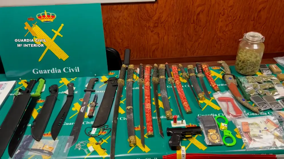 Knives, machetes and other items seized by the Civil Guard in a police operation against the Dominican Dont Play gang. Photo: Guardia Civil.