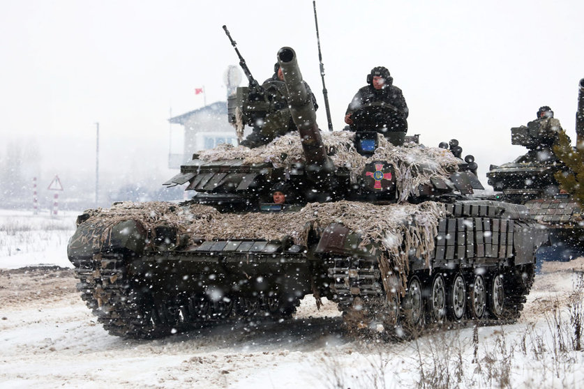 10 February 2022, Ukraine, Kharkiv Region: Soldiers of the Ivan Sirko 92nd Mechanised Brigade of the Ukrainian Armed Forces ride a tank during a drill, as tensions remain high over the build-up of Russian forces near the border with Ukraine. Photo: -/Ukrinform/dpa.