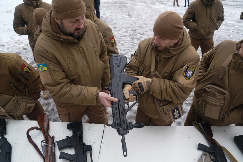 12 February 2022, Ukraine, Kiev: Ukrainian military veterans and civilians take part in a training in preparation for a potential Russian invasion at an abandoned camp on the outskirts of Kiev. Photo: Bryan Smith/ZUMA Press Wire/dpa.