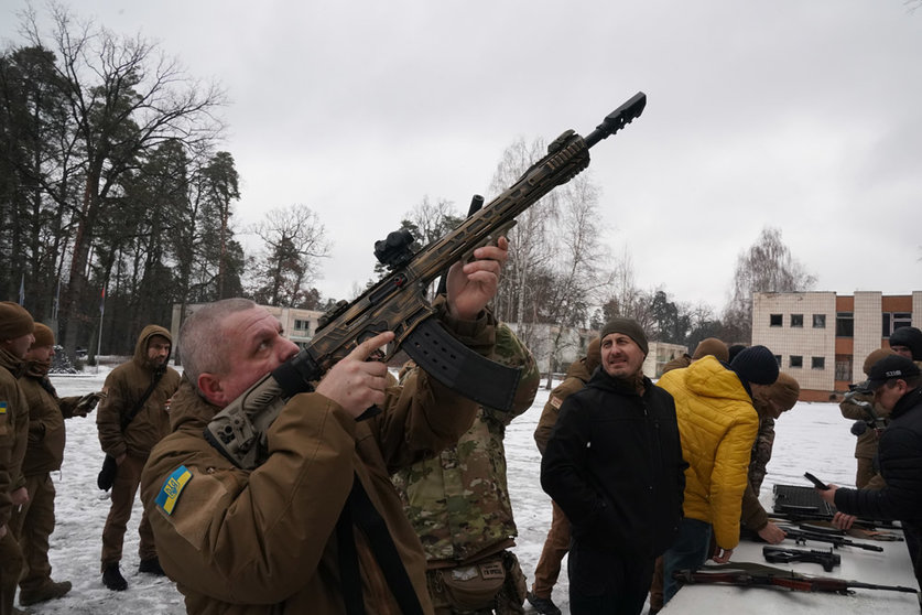 12 February 2022, Ukraine, Kiev: Ukrainian military veterans and civilians take part in a training in preparation for a potential Russian invasion at an abandoned camp on the outskirts of Kiev. Photo: Bryan Smith/ZUMA Press Wire/dpa.