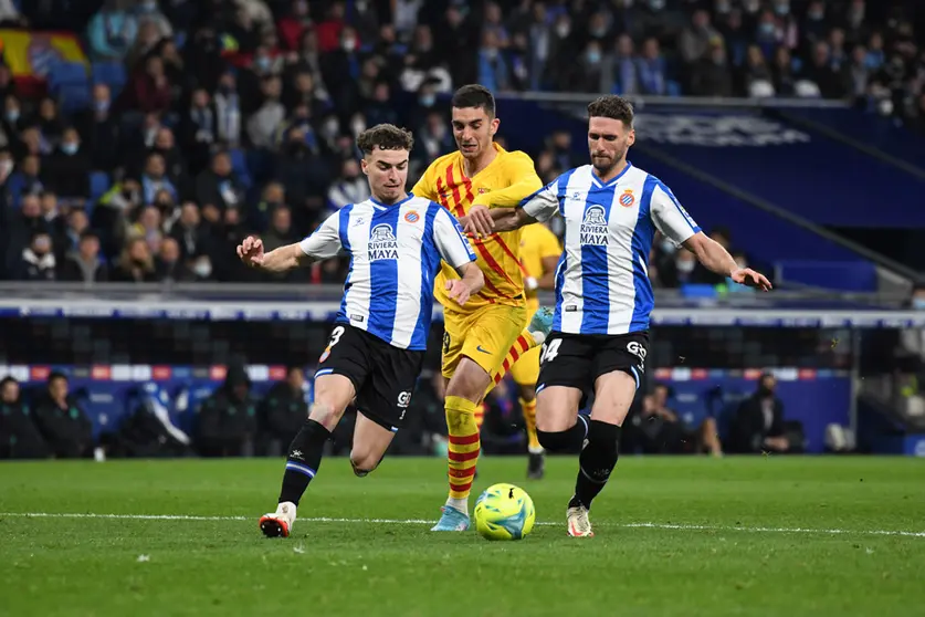 13 February 2022, Spain, Barcelona: Barcelona's Ferran Torres (C) battles for the ball with Espanyol's Sergi Gomez (R) and Leandro Cabrera (L) during the Spanish LaLiga soccer match between RCD Espanyol and FC Barcelona at RCDE Stadium. Photo: Sara Arib/PX Imagens via ZUMA Press Wire/dpa.