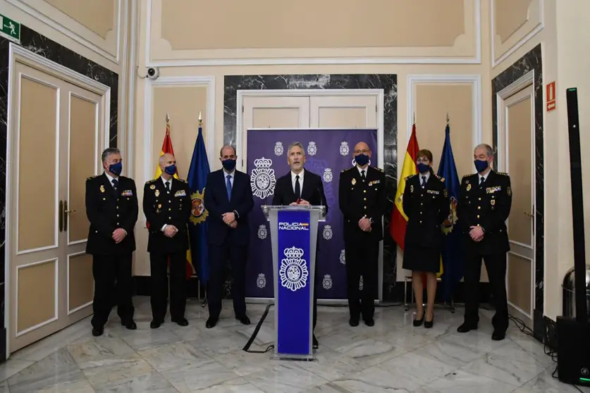 The Minister of the Interior, Fernando Grande Marlaska (centre) speaks after his meeting with the General Directorate of Police. Photo: Ministry of the Interior.