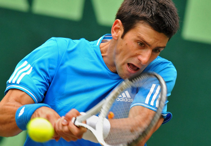 FILED - 11 June 2009, Halle: Serbian tennis player Novak Djokovic in action against France's Florent Serra during the 2009 Gerry Weber Open. Djokovic lines up return to action in Dubai ATP Tour event next month. Photo: Bernd Thissen/dpa.