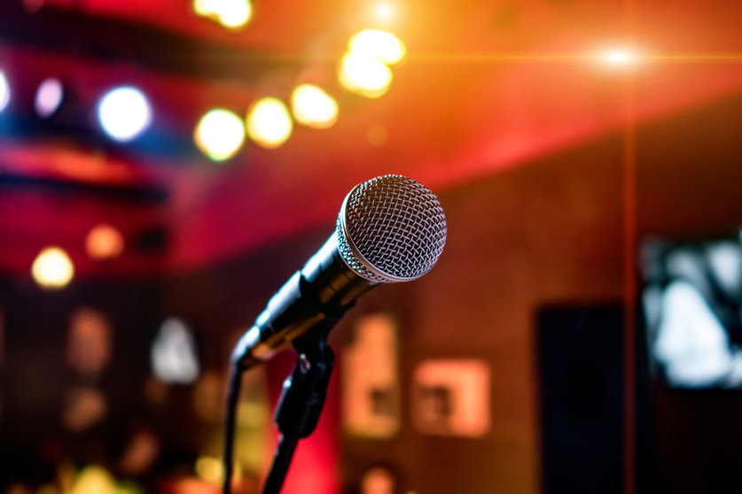 karaoke microphone by Pixabay.