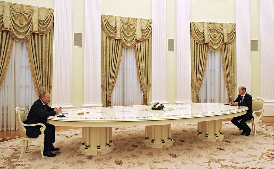 German Chancellor Olaf Scholz (R) speaks with Russian President Vladimir Putin during their meeting in the Kremlin. Photo: Kremlin.