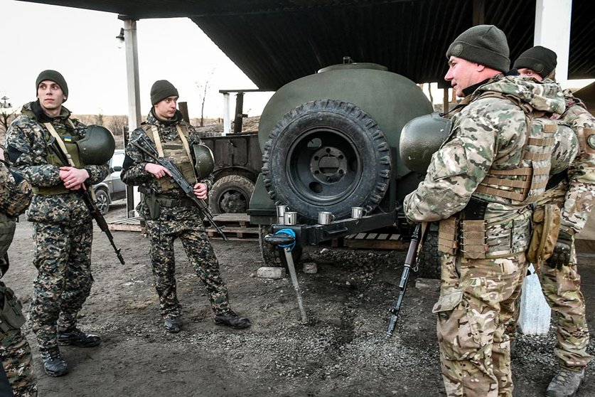 14 February 2022, Ukraine, Saporischschja: Armed soldiers take a break at the military training center established within 24 hours in Zaporizhzhia region, southeastern Ukraine. Photo: -/Ukrinform/dpa.
