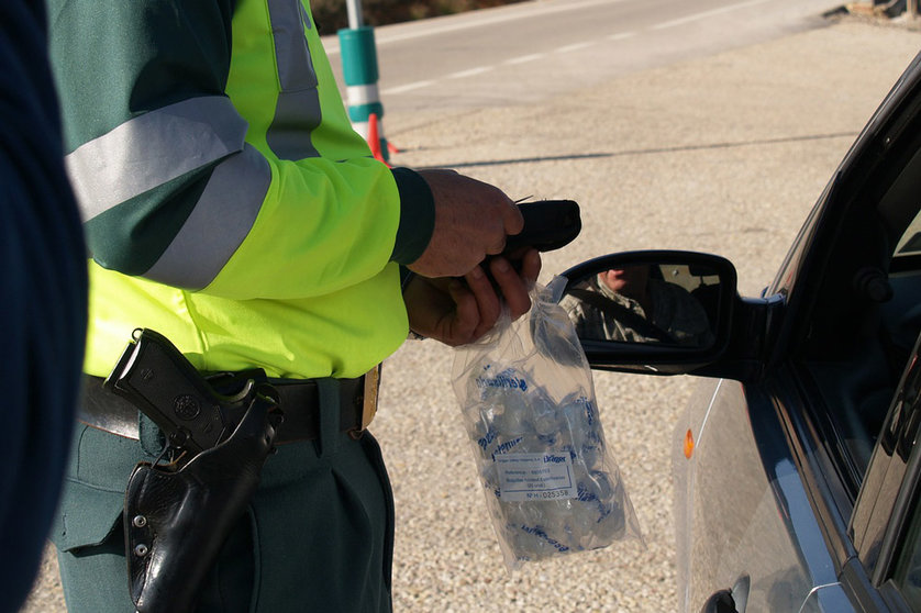 Spanish civil guards carry out a breathalyser control. Photo: Pixabay.