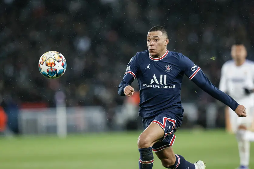 15 February 2022, France, Paris: Paris Saint-Germain's Kylian Mbappe in action during the UEFA Champions League round of 16 first leg soccer match between Paris Saint-Germain and Real Madrid at Parc des Princes stadium. Photo: Bruno Fahy/BELGA/dpa.