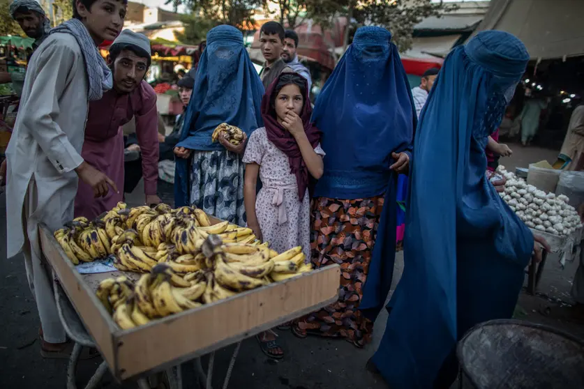 FILED - 17 September 2021, Afghanistan, Kunduz: Afghani women shop in a market in Kunduz, northern Afghanistan. Taliban leaders in Afghanistan are institutionalizing large-scale and systematic gender-based discrimination and violence against women and girls, a group of 36 UN human rights experts said on Monday. Photo: Oliver Weiken/dpa.