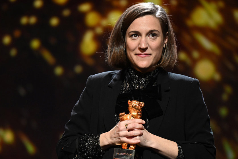 16 February 2022, Berlin: Spanish director and screenwriter Carla Simon receives the Golden Bear for Best Film award for the film "Alcarras" during the awards ceremony of the 72nd Berlinale Film Festival. Photo: Monika Skolimowska/dpa-Zentralbild/dpa.