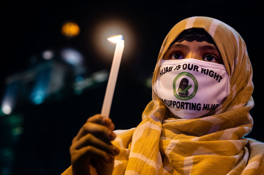 11 February 2022, India, Rajpur Sonarpur: A Muslim woman holds a candle during a protest against the recent hijab ban in some of the colleges of the southern Indian state of Karnataka. Photo: Sankhadeep Banerjee/ZUMA Press Wire/dpa.