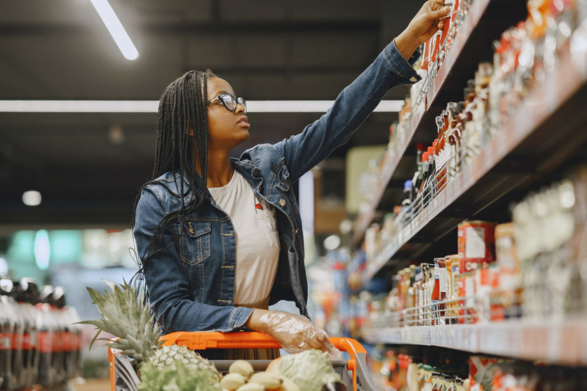 A woman shopping for groceries. Photo: Pexels.