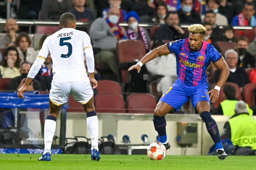 17 February 2022, Spain, Barcelona: Barcelona's Adama Traore (R) and Napoli's Juan Jesus battle for the ball during the UEFA Europa League play-offs first leg soccer match between FC Barcelona and SSC Napoli at Camp Nou. Photo: Gerard Franco/Gerard Franco/DAX via ZUMA Press Wire/dpa.