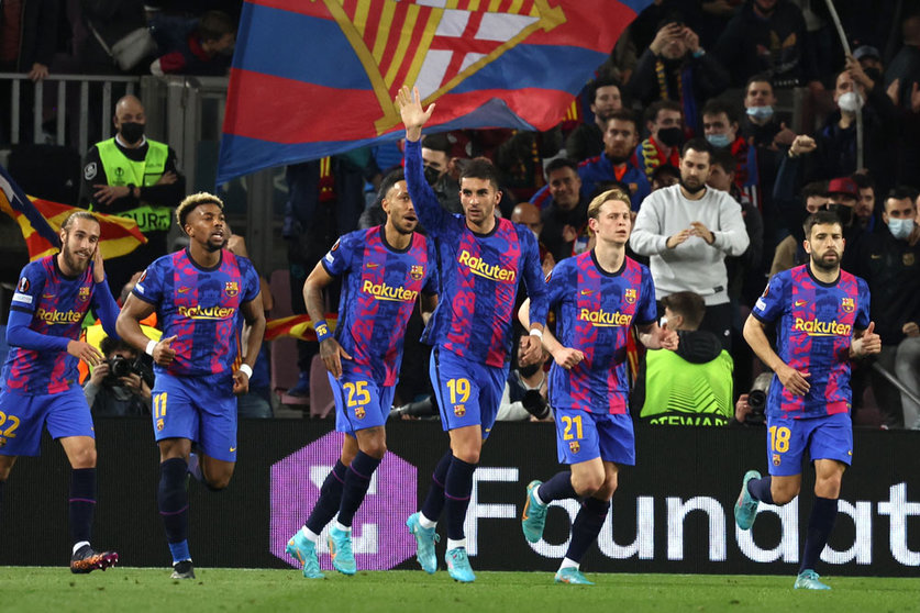 17 February 2022, Spain, Barcelona: Barcelona's Ferran Torres celebrates scoring his side's first goal with team mates during the UEFA Europa League play-offs first leg soccer match between FC Barcelona and SSC Napoli at Camp Nou. Photo: Fabio Sasso/ZUMA Press Wire/dpa.