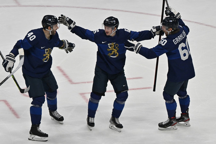 18 February 2022, China, Beijing: Sakari Manninen (C) of Team Finland celebrates with teammates after scoring a goal in the first period during the Men's Ice Hockey Playoff Semifinal match between Team Finland and Team Slovakia at National Indoor Stadium on Day Fourteen of the Beijing 2022 Winter Olympic Games. Photo: Peter Kneffel/dpa.