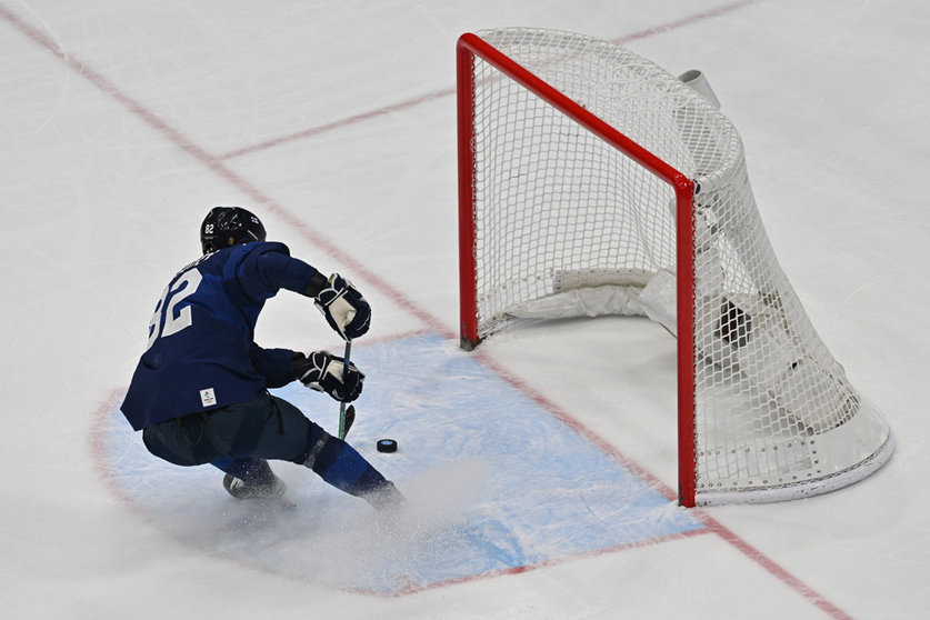 18 February 2022, China, Beijing: Harri Pesonen of Team Finland scores an empty-net goal in the third period during the Men's Ice Hockey Playoff Semifinal match between Team Finland and Team Slovakia at National Indoor Stadium on Day Fourteen of the Beijing 2022 Winter Olympic Games. Photo: Peter Kneffel/dpa.