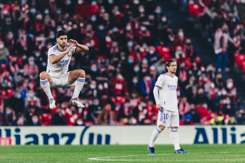 04 February 2022, Spain, Bilbao: Real Madrid's Marco Asensio (L) ahead of the Spanish Copa del Rey (King's Cup) Quarter-final soccer match between Athletic Bilbao and Real Madrid at San Mames Stadium. Photo: Edu Del Fresno/ZUMA Press Wire/dpa.