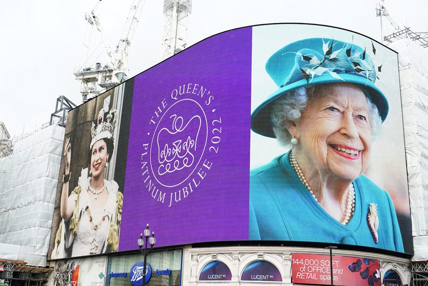 06 February 2022, United Kingdom, London: Images of Queen Elizabeth II are seen displayed on the lights in London's Piccadilly Circus to mark her Platinum Jubilee. Photo: Ian West/PA Wire/dpa.