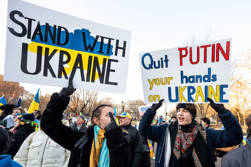 20 February 2022, US, Washington: People hold placards during the Stand With Ukraine rally. Photo: Michael Brochstein/ZUMA Press Wire/dpa.