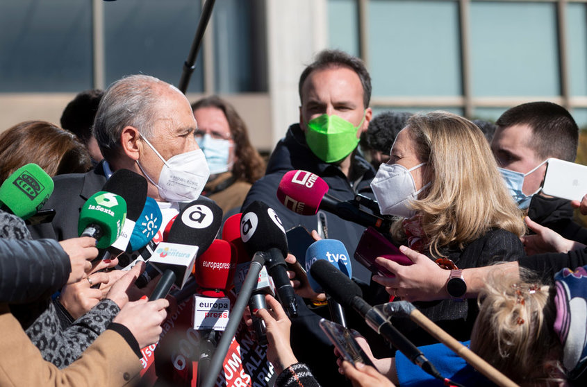08 February 2022, Spain, Madrid: Spanish pensioner Carlos San Juan speaks to media upon arrival at the Ministry of Economy in Madrid to hand over the signatures he has collected. San Juan has collected more than 600,000 signatures for his campaign "I'm old, but I'm not an idiot" as a protest against online banking. Photo: Alberto Ortega/EUROPA PRESS/dpa.