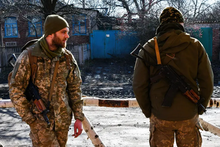 20 February 2022, Ukraine, Verkhnotoretske: Ukrainian soldiers stand in the Verkhnotoretske village which is located on the very front-line in eastern Ukraine. Photo: Andriy Andriyenko/SOPA Images via ZUMA Press Wire/dpa.