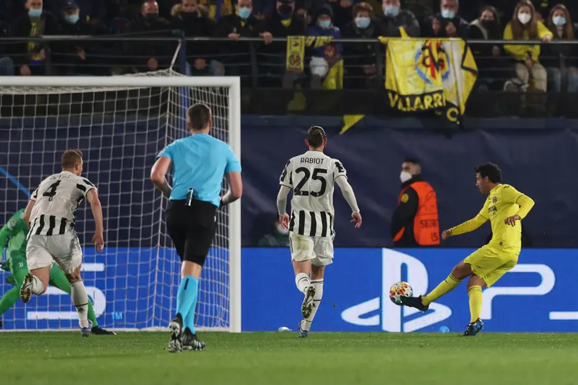 22 February 2022, Spain, Villarreal: Villarreal's Daniel Parejo (R) scores his side's first goal during the UEFA Champions League round of 16 1st leg soccer match between Villarreal CF and Juventus FC at Estadio de la Ceramica. Photo: Jonathan Moscrop/CSM via ZUMA Press Wire/dpa.