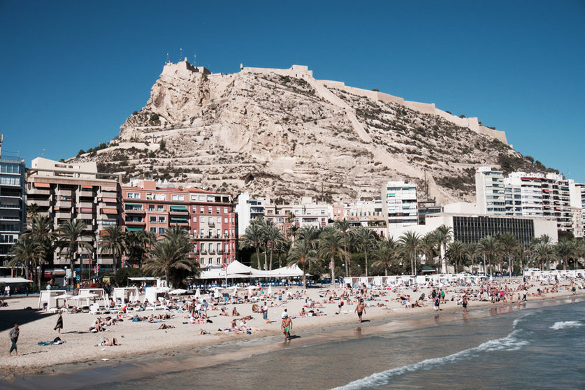 People sunbathing near Alicante castle. Photo: Unsplash.