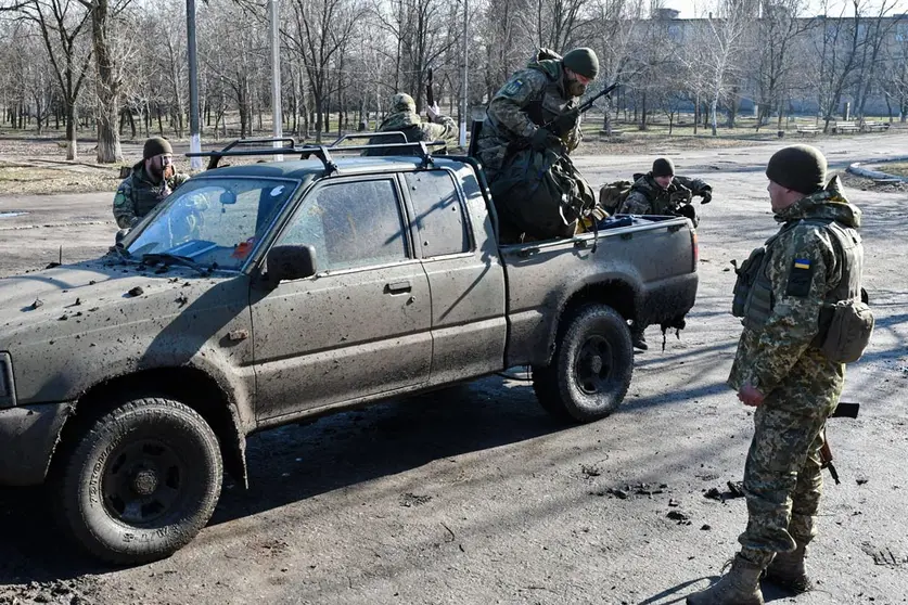 20 February 2022, Ukraine, Verkhnotoretske: Ukrainian soldiers get off a military vehicle in the Verkhnotoretske village which is located on the very front-line in eastern Ukraine. Photo: Andriy Andriyenko/SOPA Images via ZUMA Press Wire/dpa