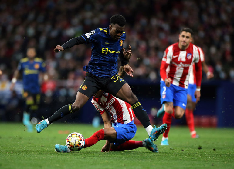 23 February 2022, Spain, Madrid: Manchester United's Anthony Elanga (C) in action during the UEFA Champions League round of 16 first leg soccer match between Atletico Madrid and Manchester United at Wanda Metropolitano. Photo: Isabel Infantes/PA Wire/dpa.