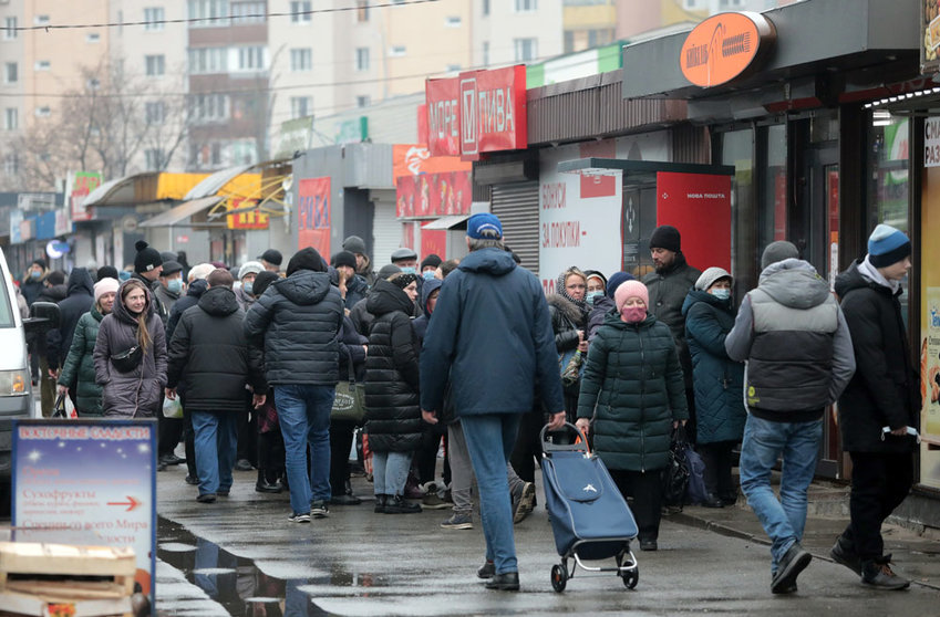 24 February 2022, Ukraine, Kiev: People queue outside a grocery store in capital Kiev in the wake of of the Russian invasion of Ukraine. Photo: -/Ukrinform/dpa.
